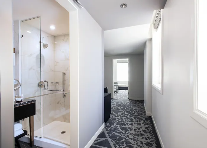 Londonhouse Chicago, Curio Collection By Hilton